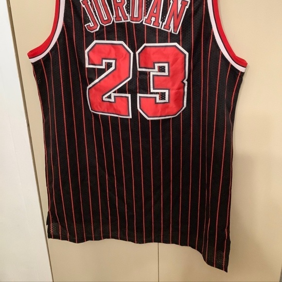 Michael Jordan Bulls 23 Mitchell & Ness Authentic Pinstripe Jersey 1997-…​​ - Picture 10 of 11